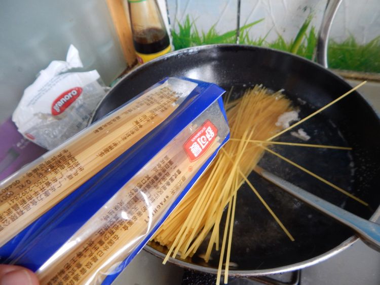 肉末茄子凉拌意面步骤3