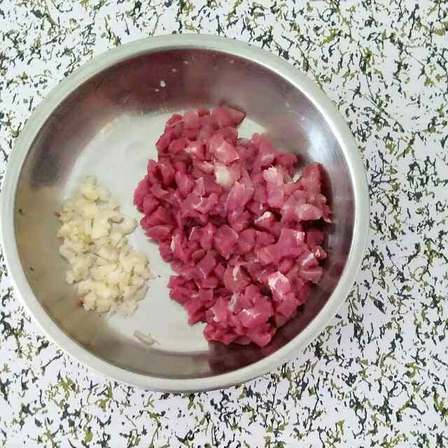 通菜梗炒肉粒步骤2