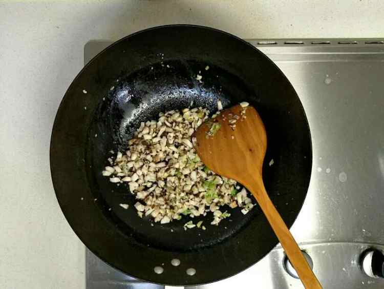 香菇鸡蛋酱步骤7