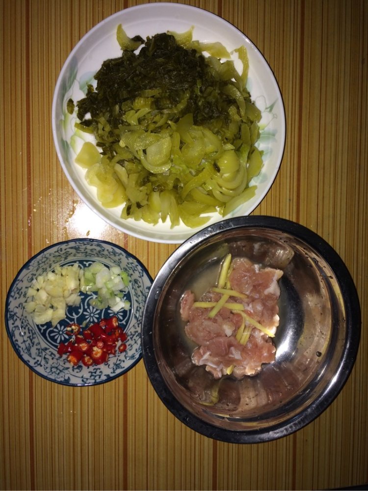 酸菜小炒肉步骤2