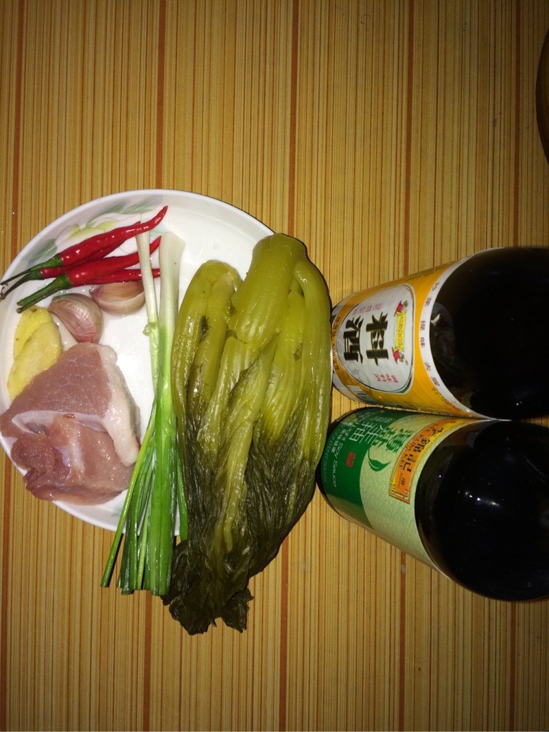 酸菜小炒肉步骤1