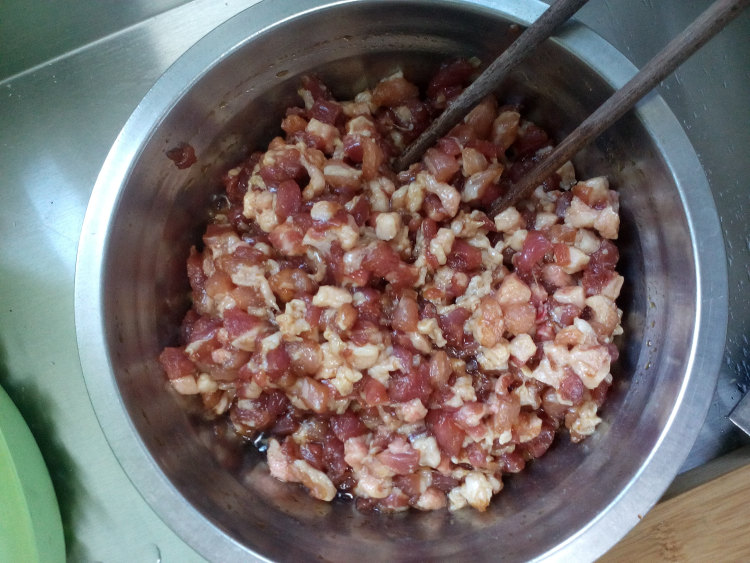 猪肉卷心菜饺子步骤1
