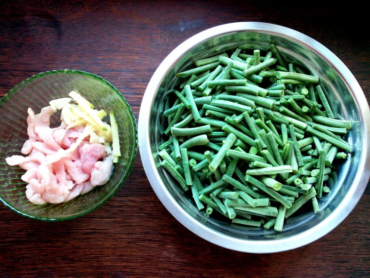 长豆炒肉步骤1