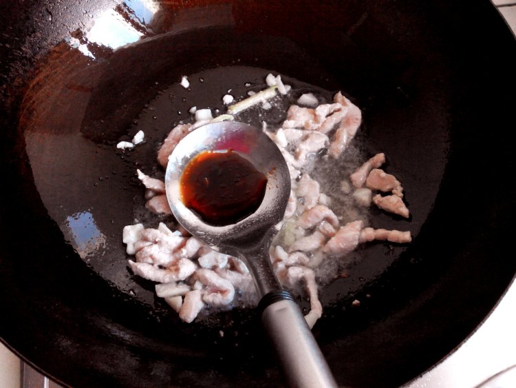 长豆炒肉步骤3