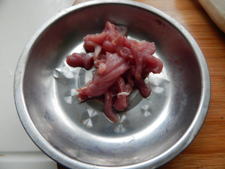 茭白肉丝炒米粉步骤1