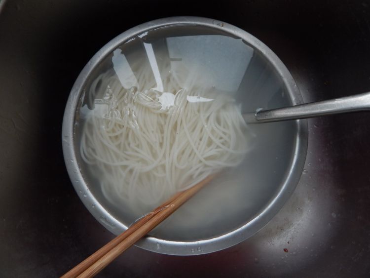 茭白肉丝炒米粉步骤5
