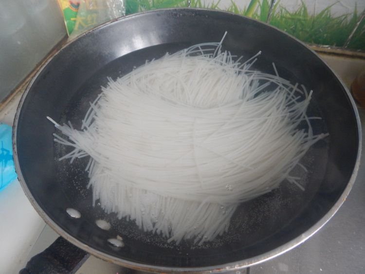 茭白肉丝炒米粉步骤3