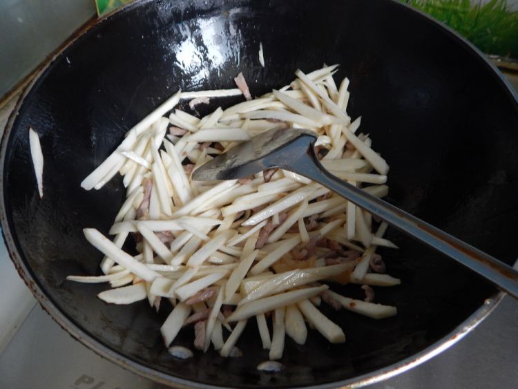 茭白肉丝炒米粉步骤9