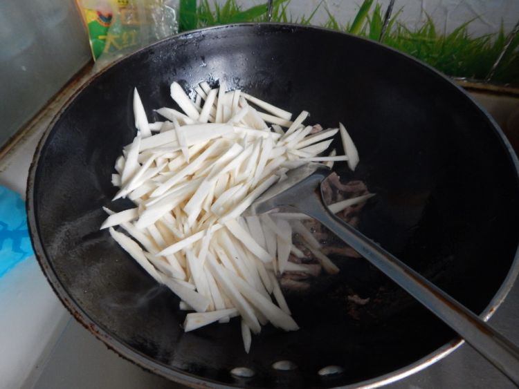 茭白肉丝炒米粉步骤8