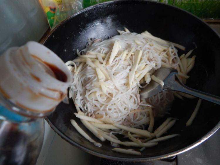 茭白肉丝炒米粉步骤12