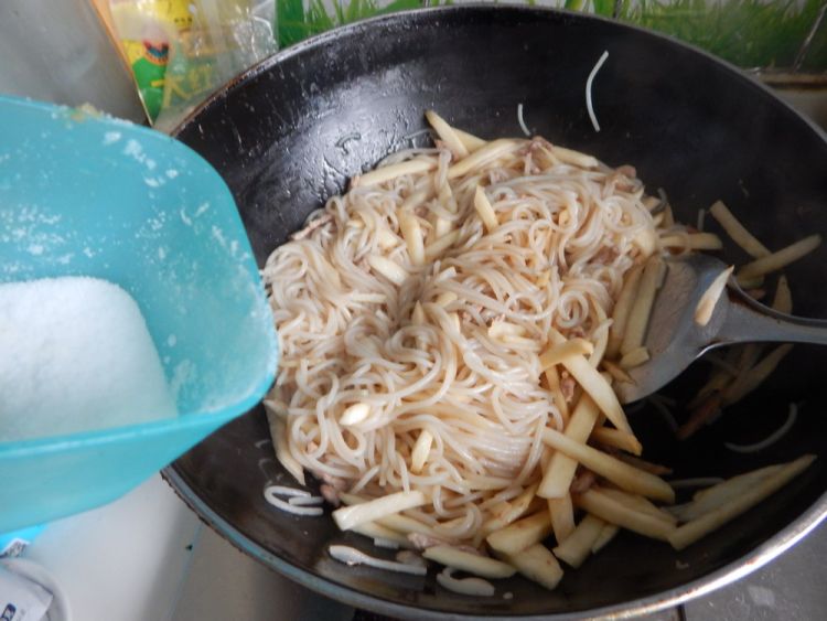 茭白肉丝炒米粉步骤14