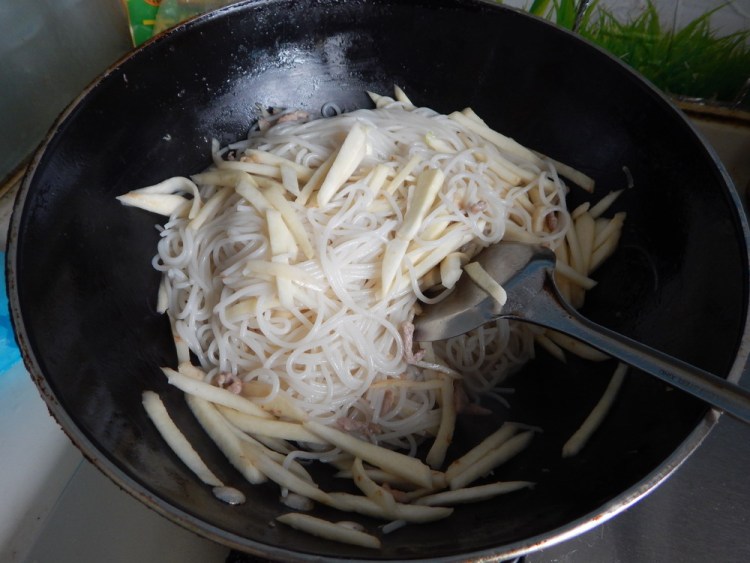 茭白肉丝炒米粉步骤11