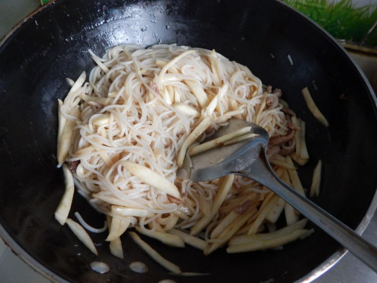 茭白肉丝炒米粉步骤13