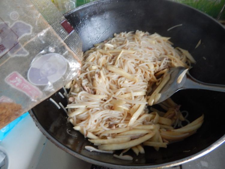 茭白肉丝炒米粉步骤16
