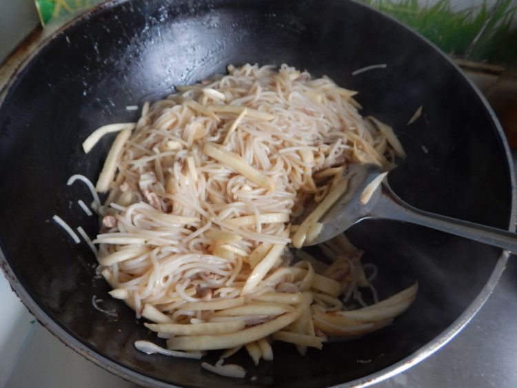 茭白肉丝炒米粉步骤15