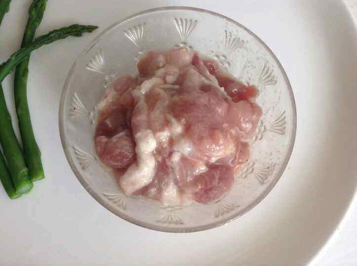蚝油芦笋炒肉步骤1