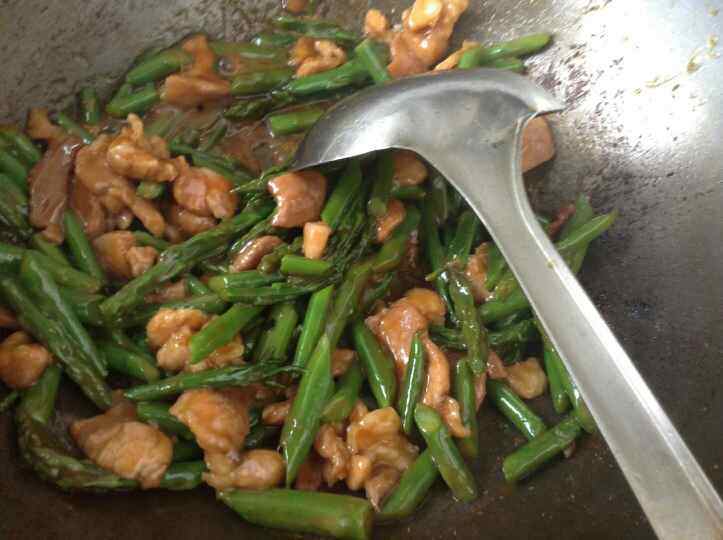 蚝油芦笋炒肉步骤6