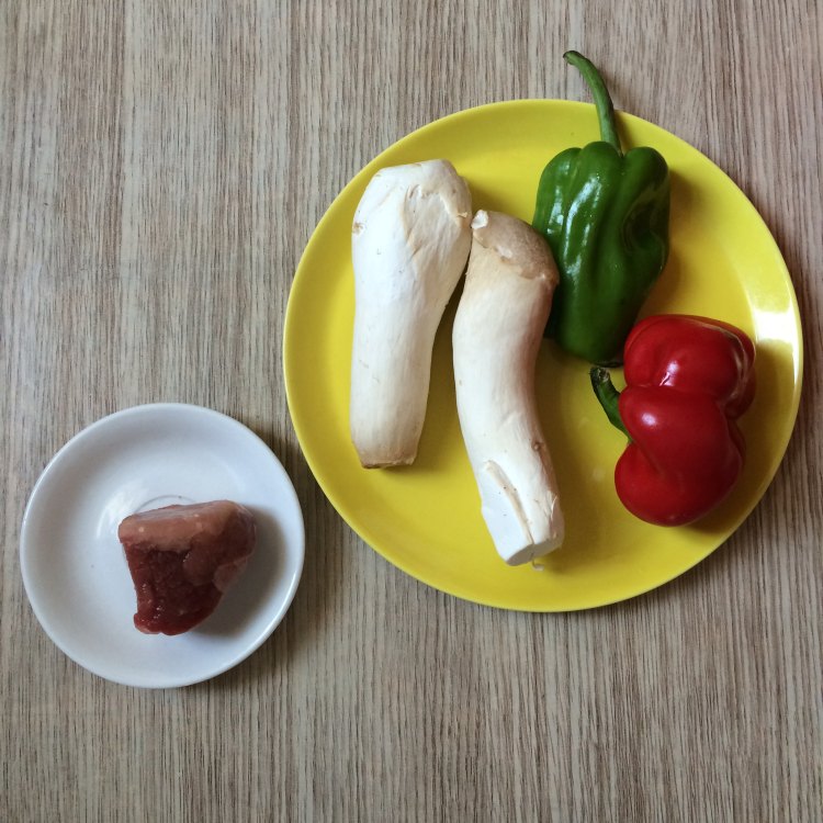 肉片烧杏鲍菇步骤1