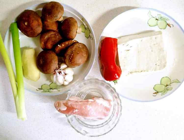 香菇肉末炖豆腐步骤1