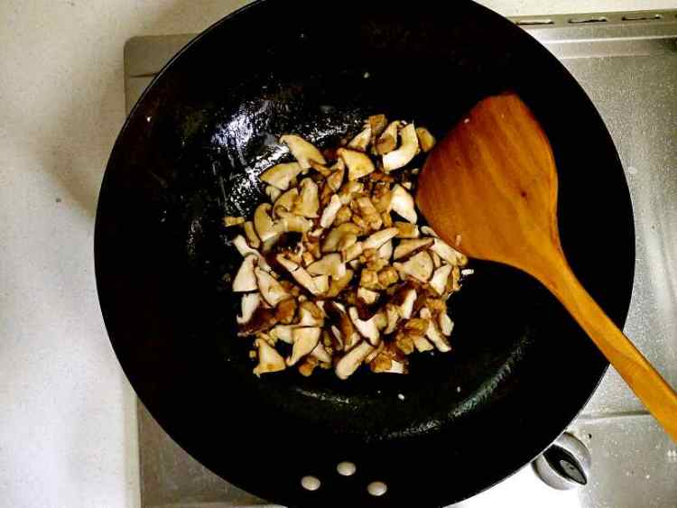 香菇肉末炖豆腐步骤5