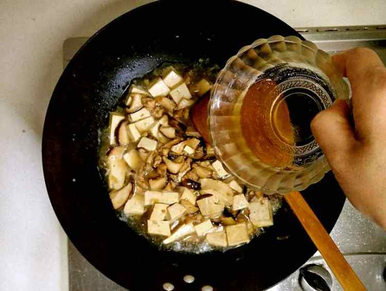 香菇肉末炖豆腐步骤7