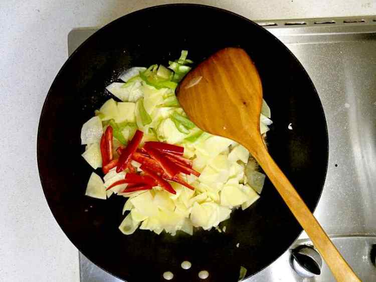 双椒炒土豆片步骤7