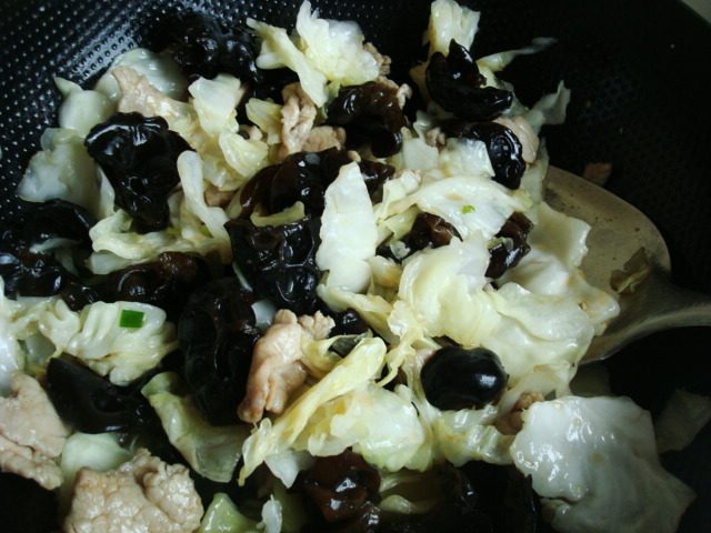 肉片炒木耳圆白菜＃新步骤6