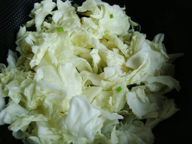 肉片炒木耳圆白菜＃新步骤5