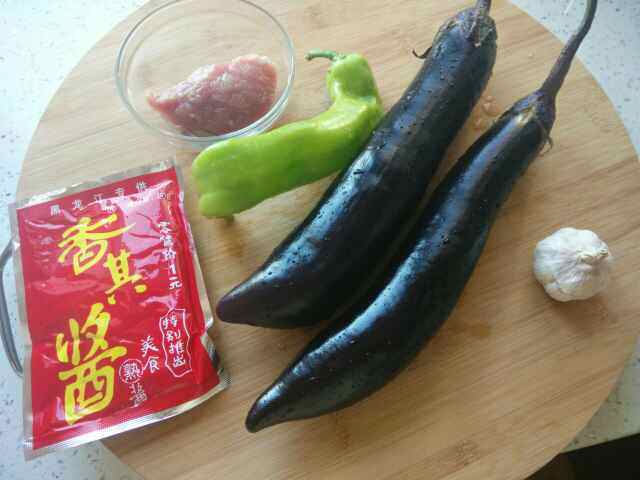 茄子肉丁黄面条步骤2