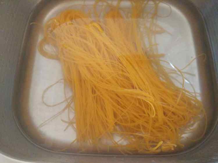 茄子肉丁黄面条步骤1