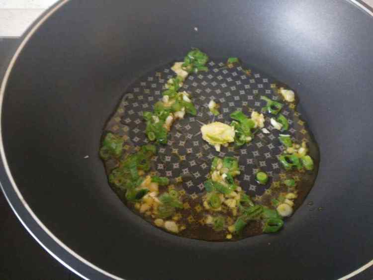 茄子肉丁黄面条步骤4
