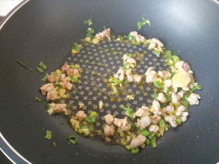 茄子肉丁黄面条步骤5