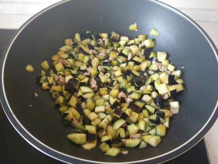 茄子肉丁黄面条步骤6