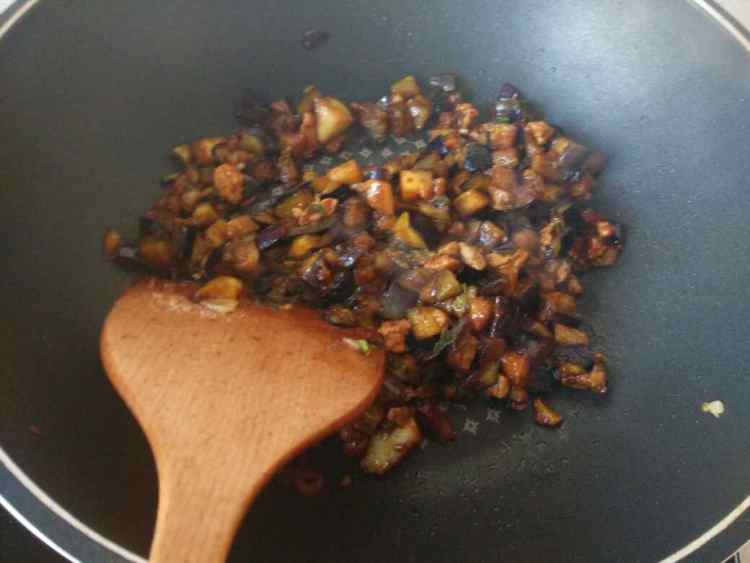 茄子肉丁黄面条步骤7