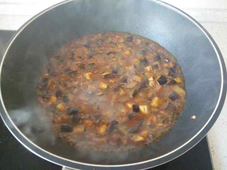 茄子肉丁黄面条步骤8