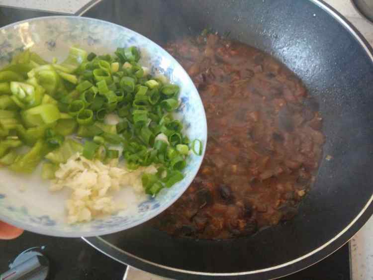 茄子肉丁黄面条步骤9