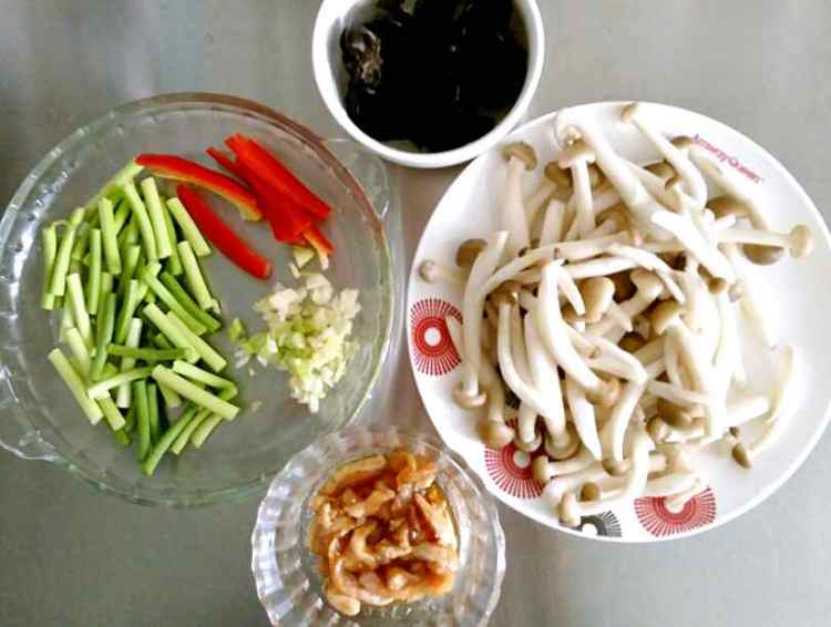 蟹味菇炒木耳蒜薹步骤2