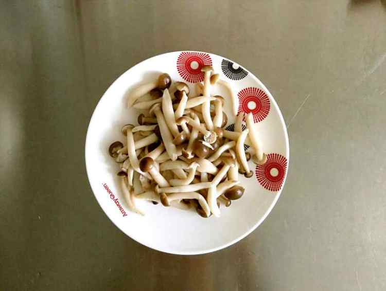 蟹味菇炒木耳蒜薹步骤4