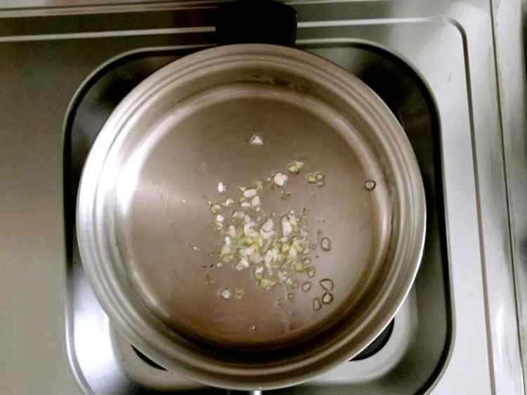 蟹味菇炒木耳蒜薹步骤5