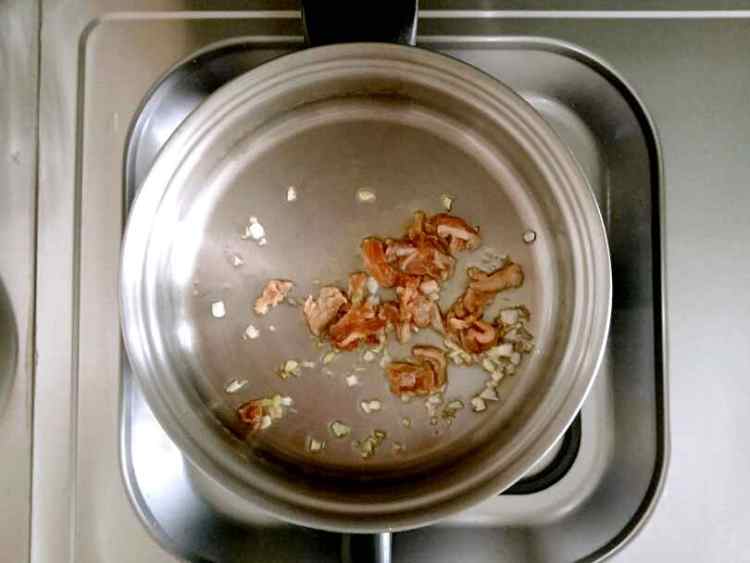 蟹味菇炒木耳蒜薹步骤6