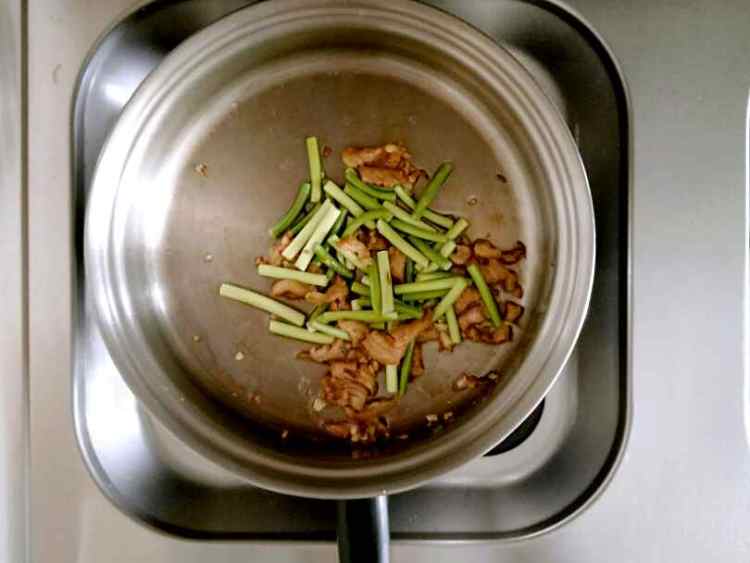 蟹味菇炒木耳蒜薹步骤7