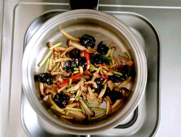 蟹味菇炒木耳蒜薹步骤9