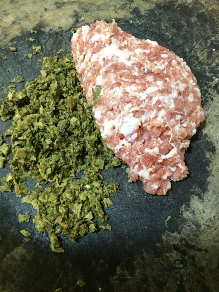 蒸梅菜肉饼步骤1