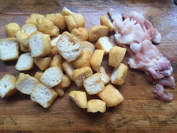 油豆腐炒肉片步骤1