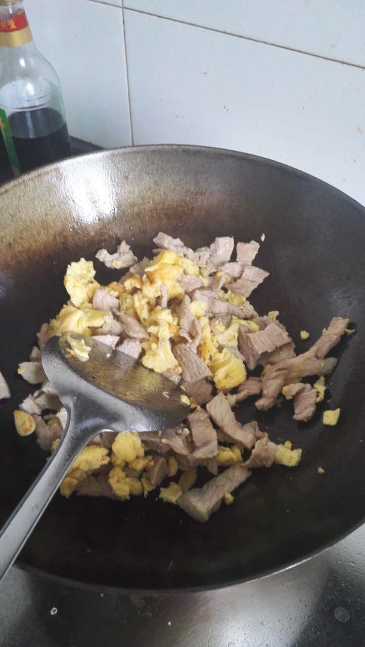 鸡蛋炒肉片步骤6