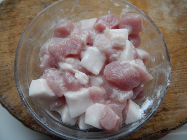 玉米粒炒肉步骤3