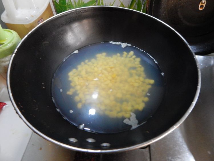 玉米粒炒肉步骤4