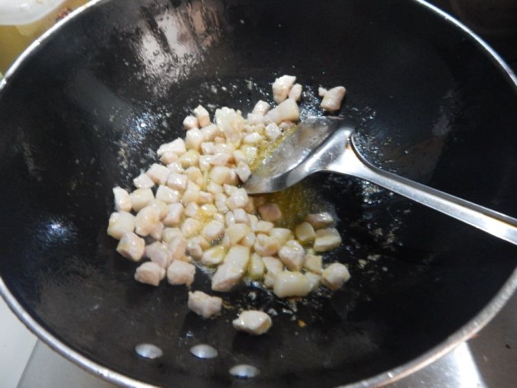 玉米粒炒肉步骤7