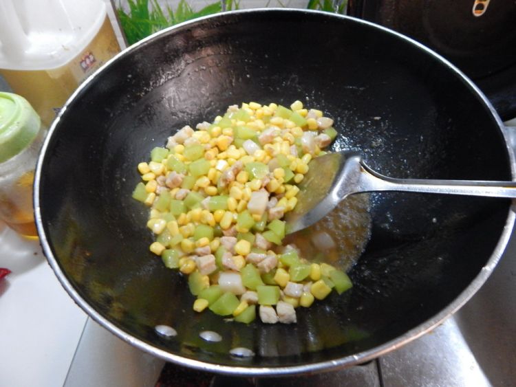玉米粒炒肉步骤13