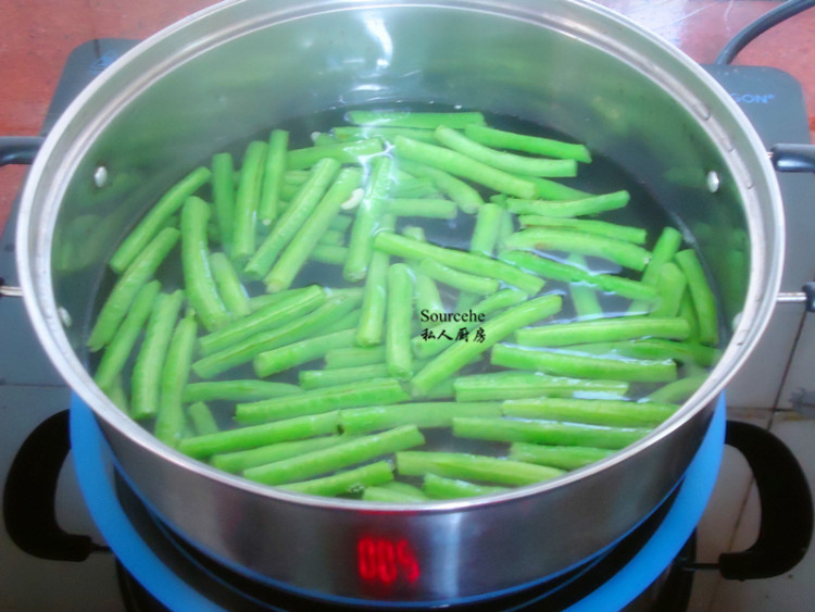 豆角炒肉片步骤3